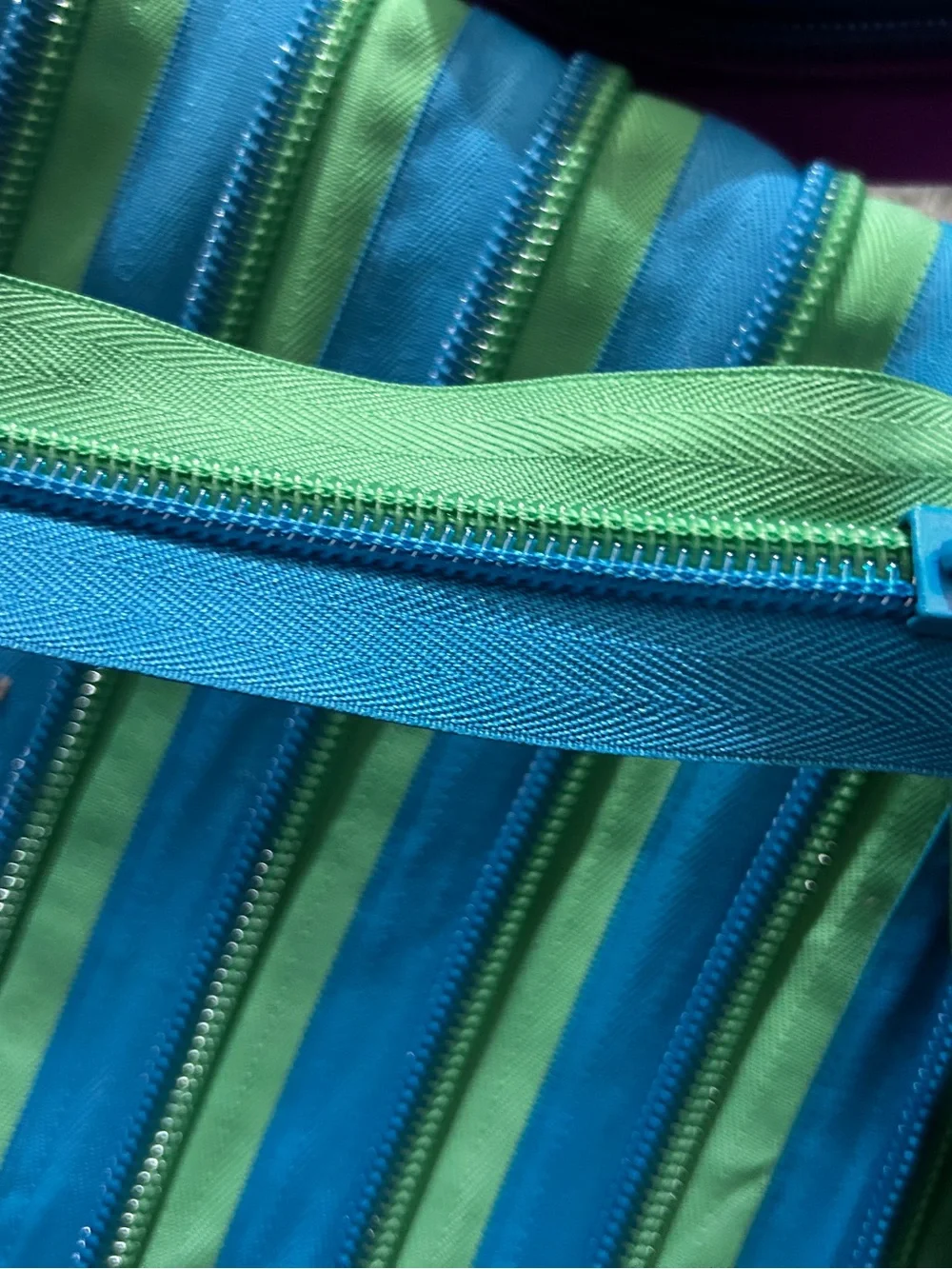 ZIP IT Green & Blue ZIPPER Shoulder Bag with Adjustable Strap FREE BAG CHARM - Picture 4 of 11